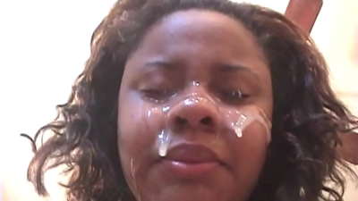 කළු බ්‍රසීලියානු ගැහැණු ළමයා විශාල මුවෙකු සමඟ ගුද සංසර්ගයෙන් පසු ඇගේ මුහුණේ කැක්කුමක් ඇති කරයි